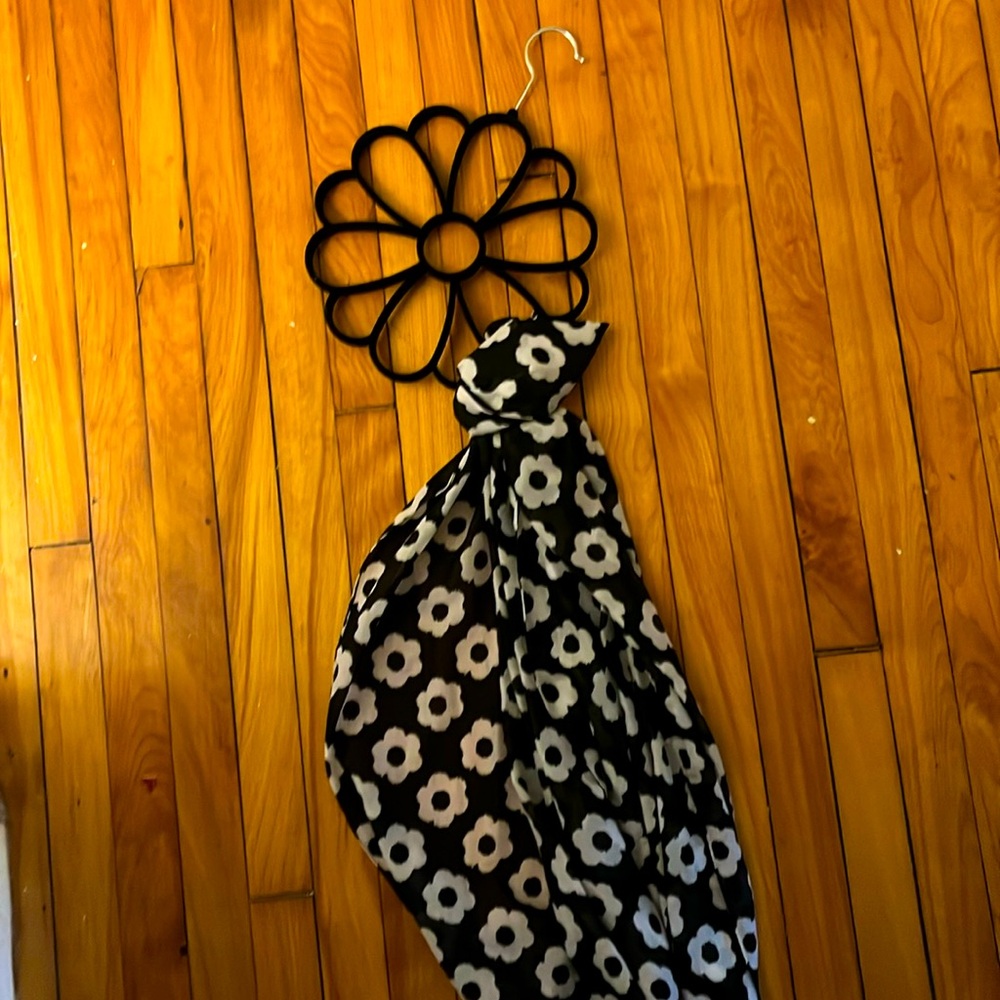 Scarf with scarf hanger